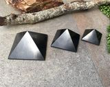 Šungitová pyramída 4x4cm leštená
