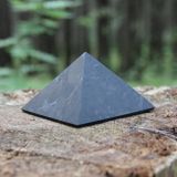 Šungitová pyramída neleštená 4x4cm