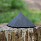 Šungitová pyramída neleštená 4x4cm