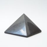 Šungitová pyramída 5x5cm leštená