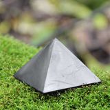 Šungitová pyramída 15x15cm neleštená