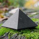 Šungitová pyramída neleštená 5x5cm