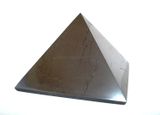 Šungitová pyramída 3x3cm leštená